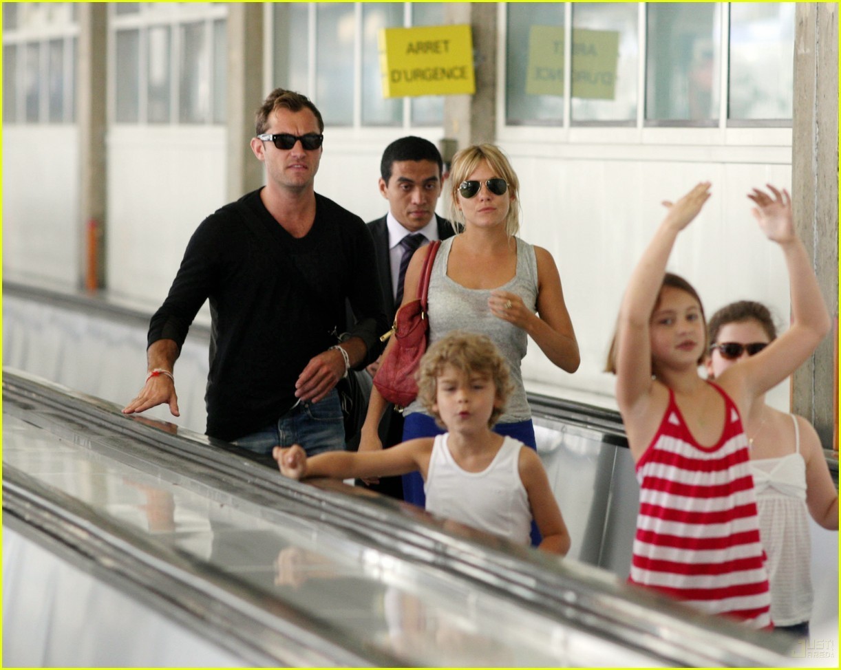 http://2.bp.blogspot.com/-hQwlZOxnVrU/UTWMsug2h3I/AAAAAAAAEA0/izMi1n8hJNA/s1600/Jude+Law+Wife+Sienna+Miller+2013_3.jpg