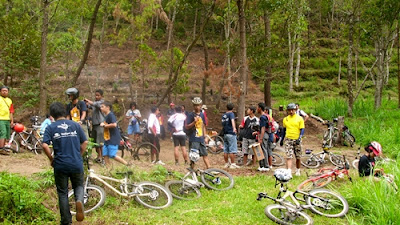 Sekitar pukul 12.30, peserta makan siang di tengah hutan. Menunya lumayan lah. Hehe.