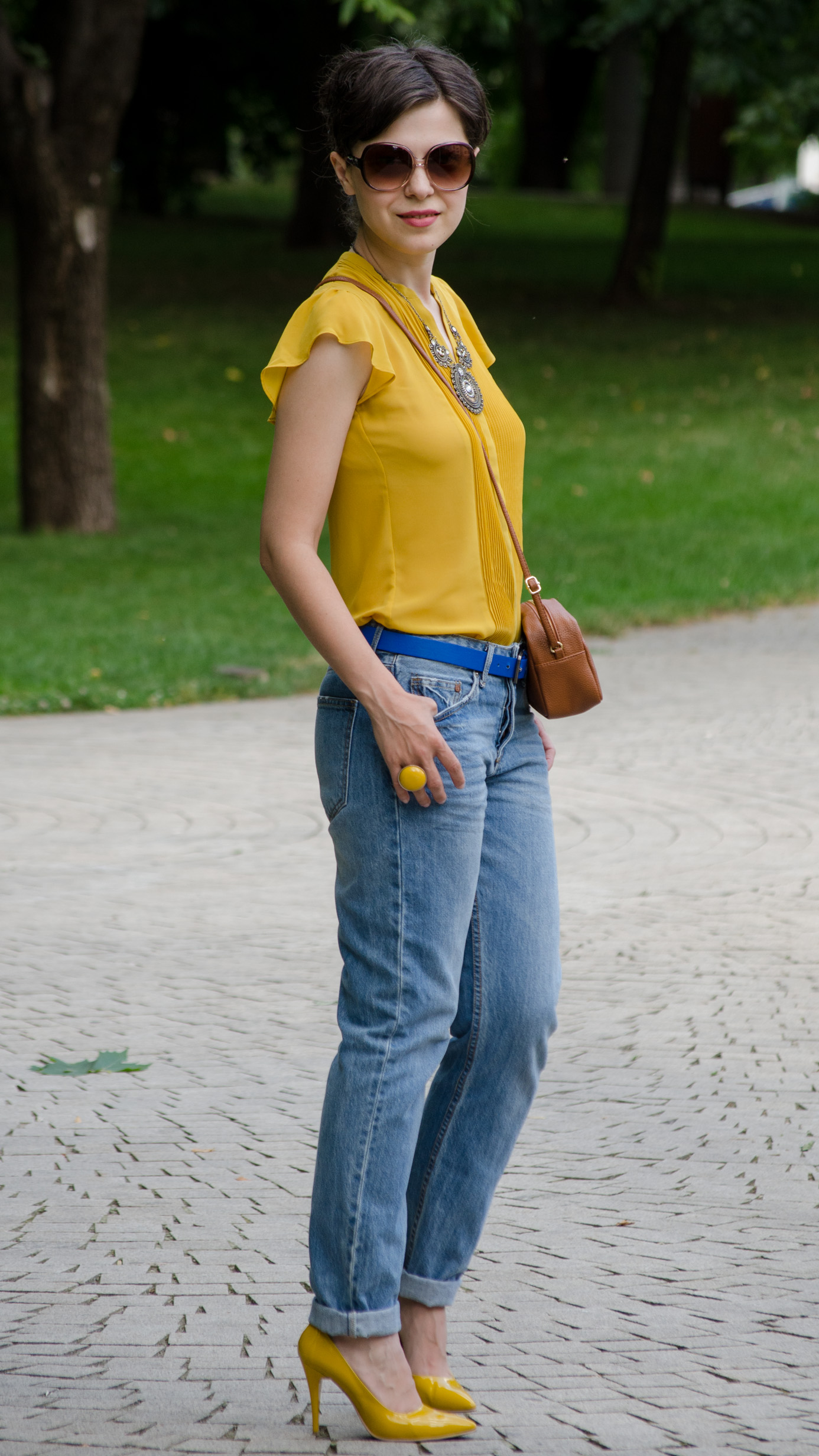 heels mustard boyfriend jeans H&M brown satchel