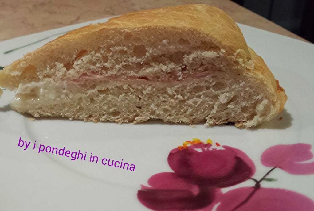 FOCACCIA MORBIDA DI YOGURT CON STRACCHINO E MORTADELLA