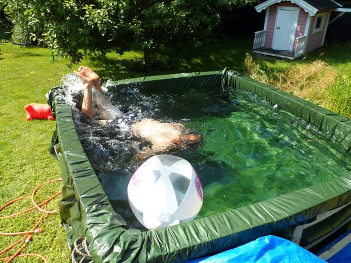 Piscina hecha con palets de madera y lona de plástico | Construccion y