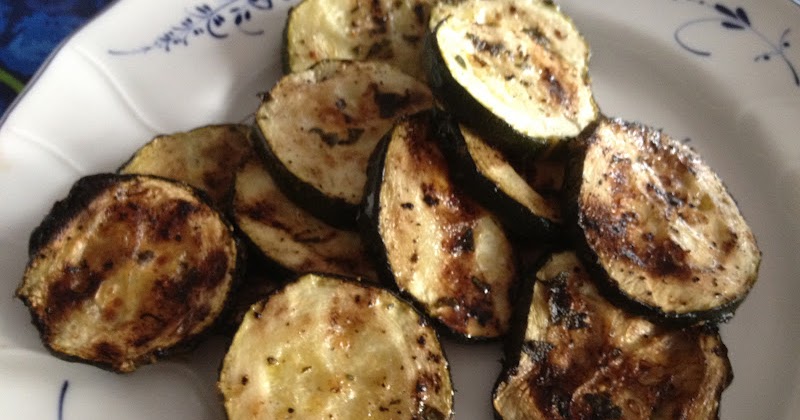 Hiidenuhman keittiössä Grillattu, marinoitu kesäkurpitsa Hiidenuhman keittiössä Grillattu, marinoitu kesäkurpitsa