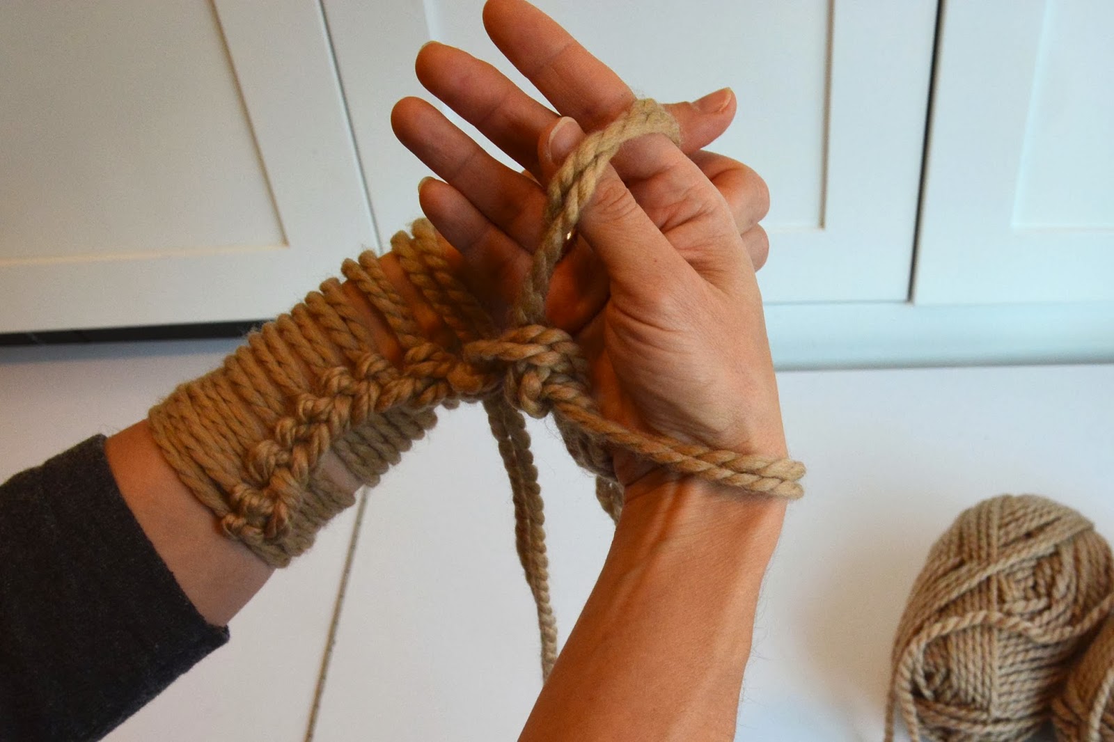 Aesthetic Nest Knitting Arm Knit Infinity Cowl (Tutorial)