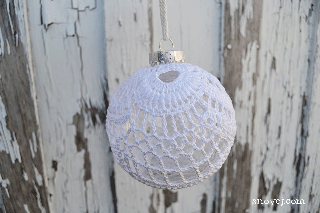 ergahandmade Crochet Christmas Balls + Free Pattern