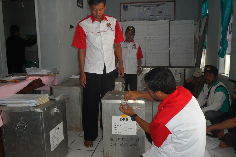 CLICK TO ENLARGE Gambar Kegiatan PPS Desa Mekar Baru Kecamatan Petir pada Pemilu 2014