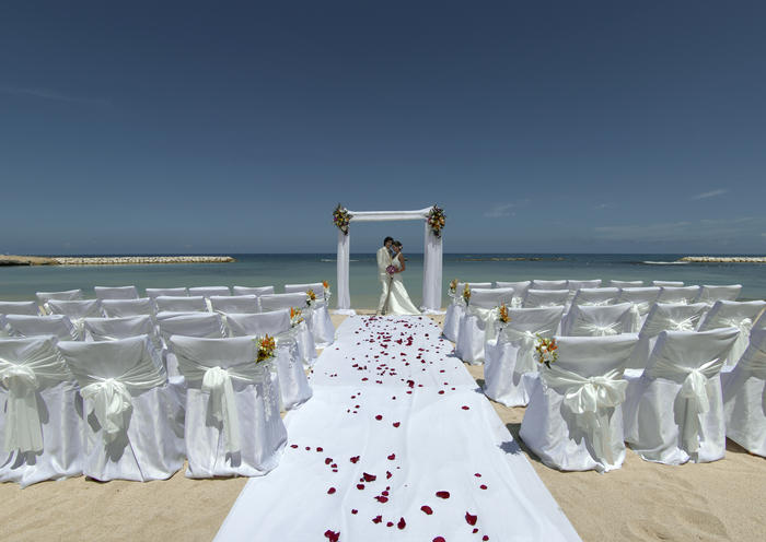 Magnifica boda, con magnificas vistas al mar con las sillas decoradas para la ocasión. Como podeis ver, aquí tenemos también unos detalles de boda para