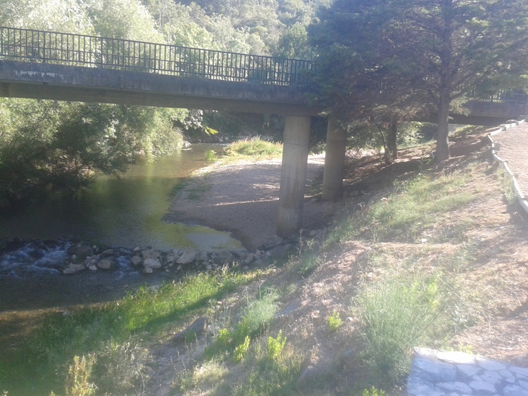 Rio com areal debaixo da ponte do Agroal no Rio Nabão