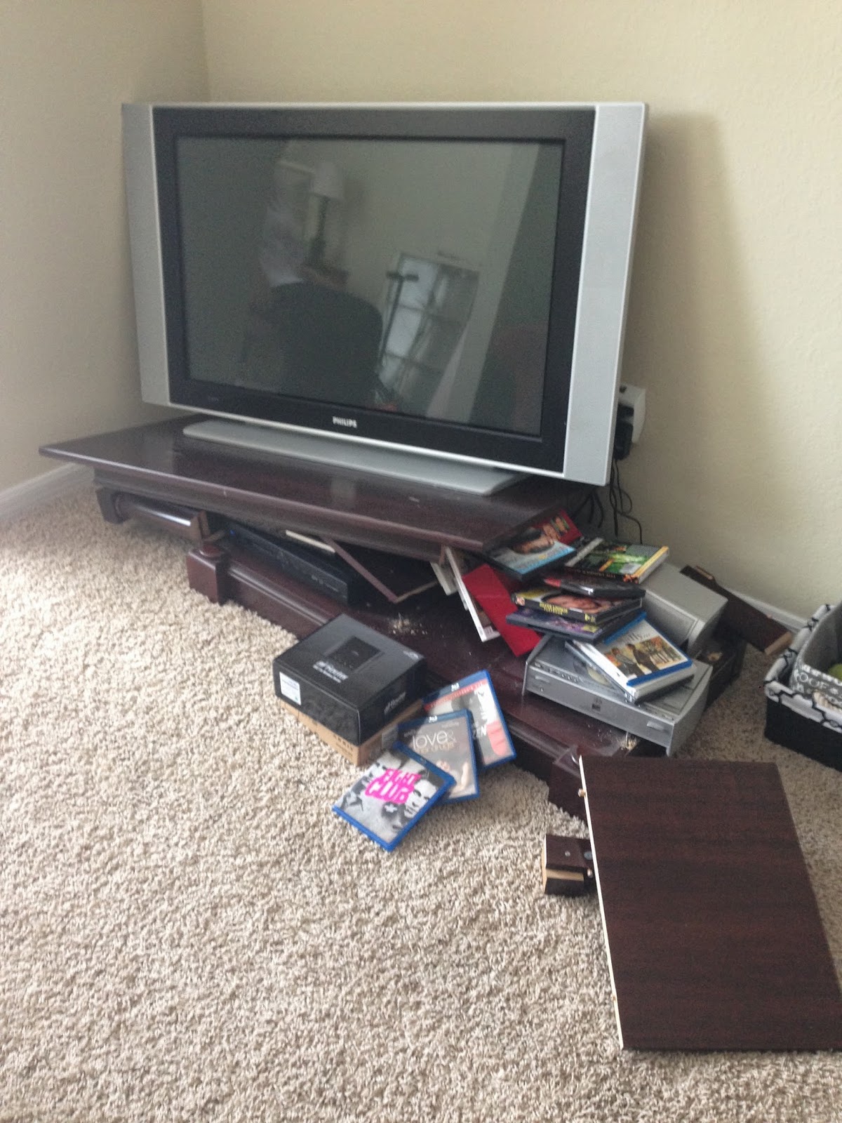 Oksoitsjen Old Dresser Turned Entertainment Center