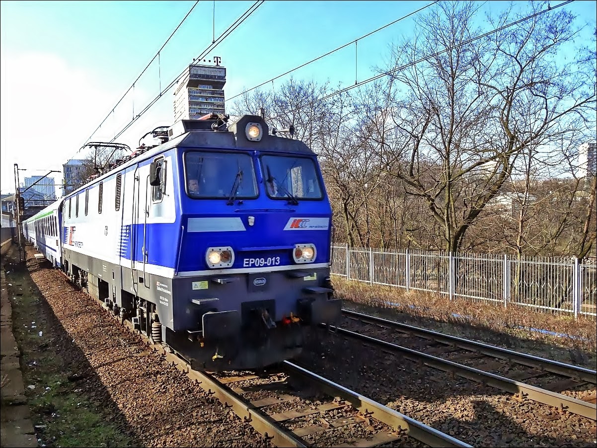Pociąg IC z EP09-013 na linii Średniocowej
