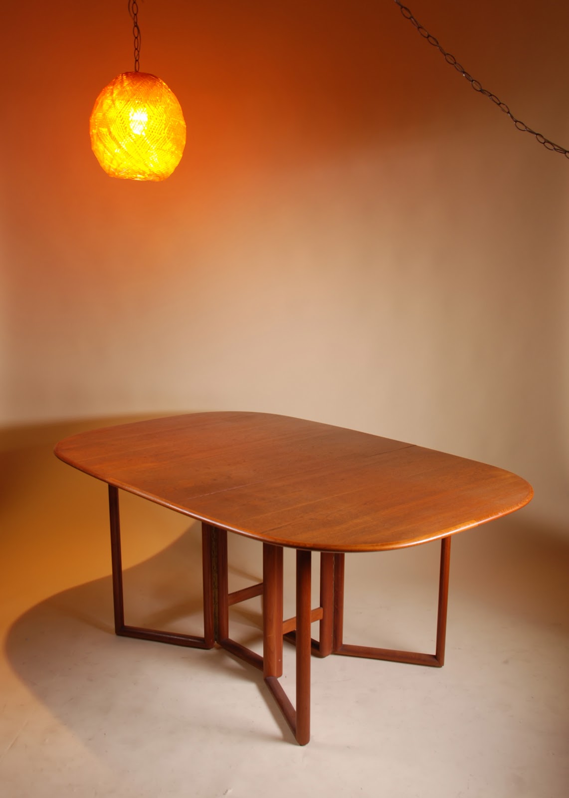 * Mid Century Modern Oval Folding Dining Table