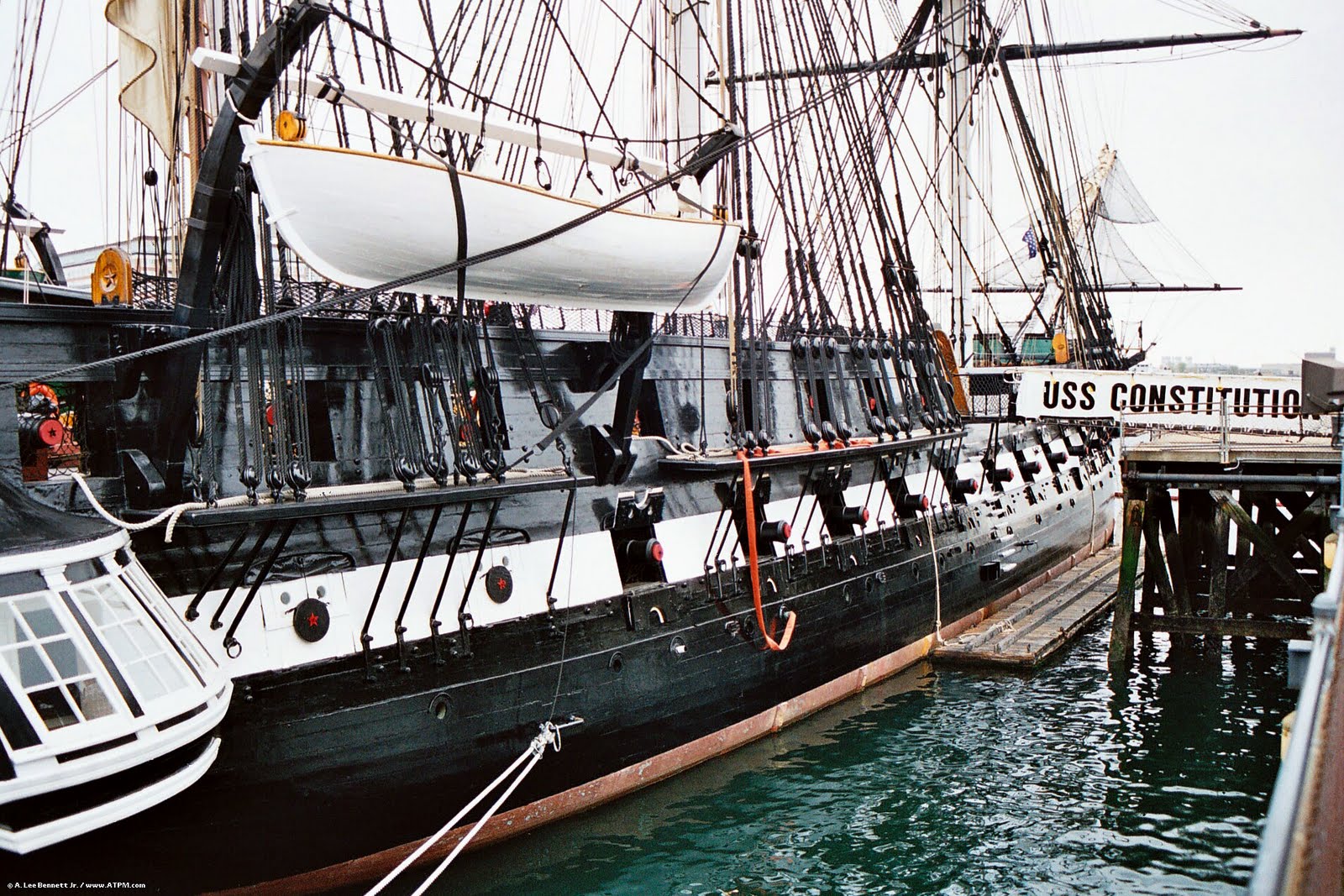 USS Constitution o mais antigo navio de guerra ainda em serviço construído com com cordas e armações feitas de cânhamo, foi batizado por George Washington USS Constitution o mais antigo navio de guerra ainda em serviço construído com com cordas e armações feitas de cânhamo, foi batizado por George Washington