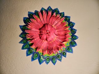 http://saranyajo.blogspot.com/2013/12/floral-wall-craft-with-paper-plates-and.html