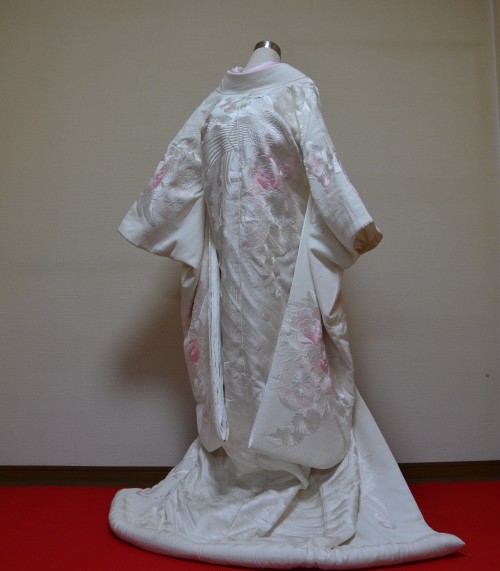 結婚式も着付け家で 白無垢 それとも色打掛 花柄のお揃で髪飾りにピンクの生花