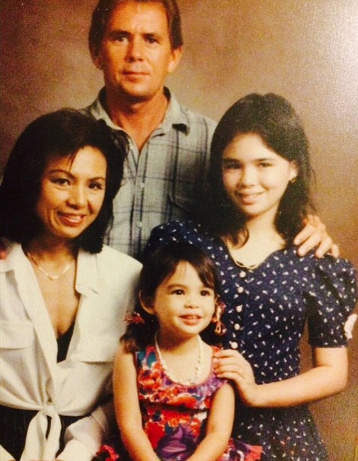 Familiefoto van de actrice &  muzikant die beroemd is vanwege Pretty Little Liars, Hawaii Five-0  