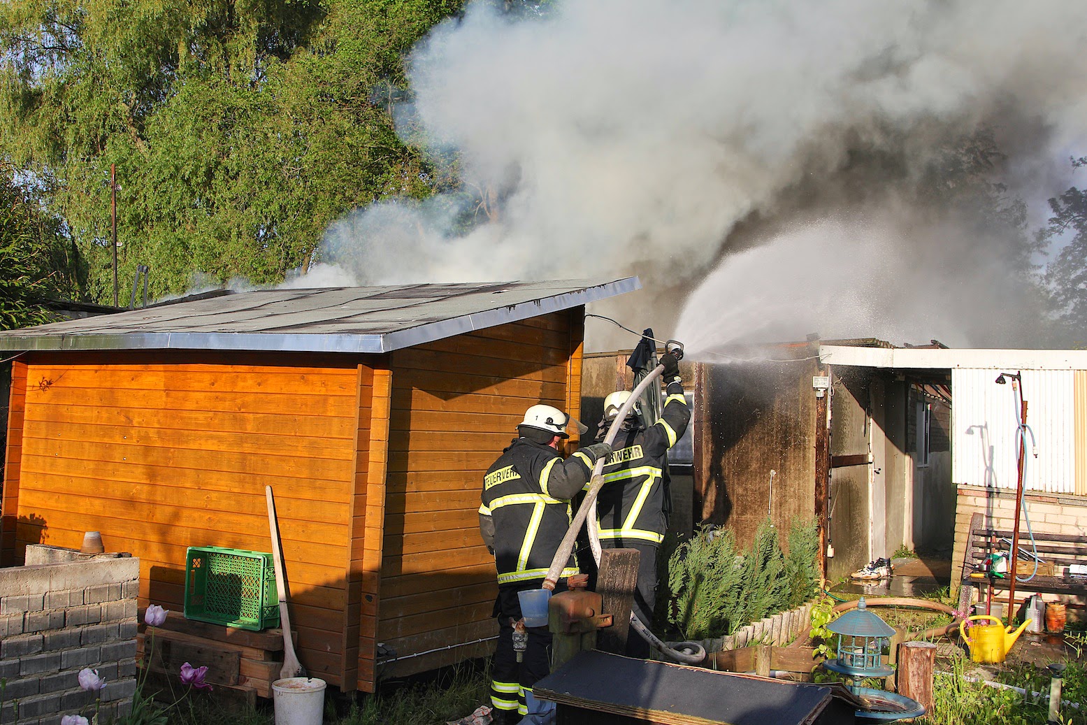 Bernau: Grosseinsatz der Feuerwehr - Bungalow Brand... 9 Bernau LIVE - Dein Stadtmagazin für Bernau bei Berlin