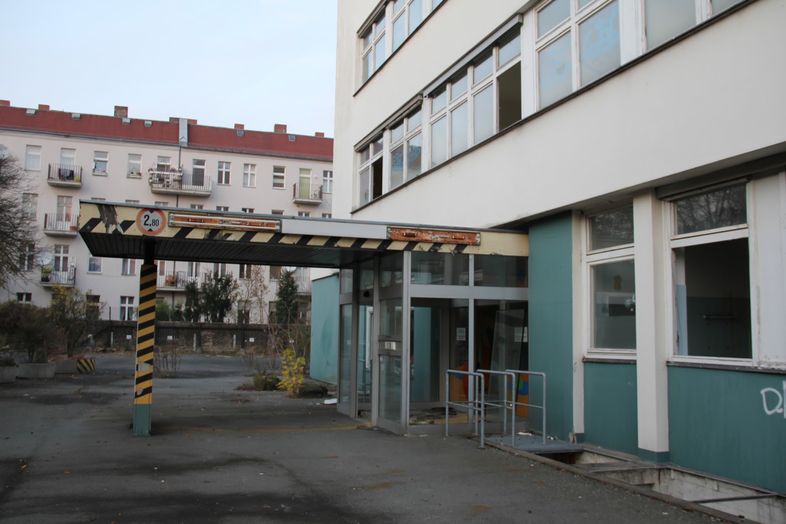 Weve an old mattress going if anyone wants to move in youll have to pick it up yourselves though im not bringing a fucking mattress down to neukölln on