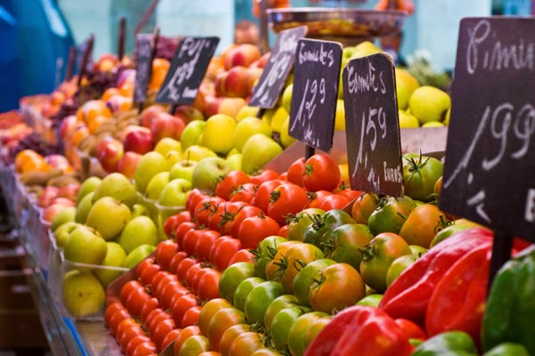 Piaţă de legume şi fructe - imagine preluată de pe green-changemakers.blogspot.com Piaţă de legume şi fructe - imagine preluată de pe green-changemakers.blogspot.com