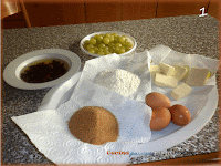 Crostata di pasta sfoglia con uva e amaretti