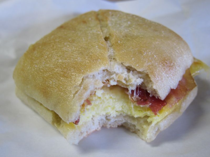 Review Starbucks Bacon, Gouda Cheese & Egg Frittata on an Artisan