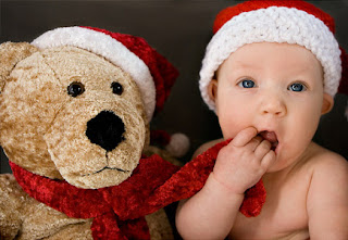 Bayi Lucu Dengan Pakaian Natal