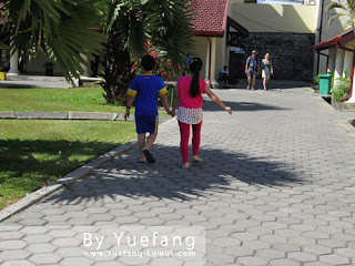chidren enjoy exploring inside Fort Rotterdam Children_enjoy_exploring_inside_Fort_Rotterdam