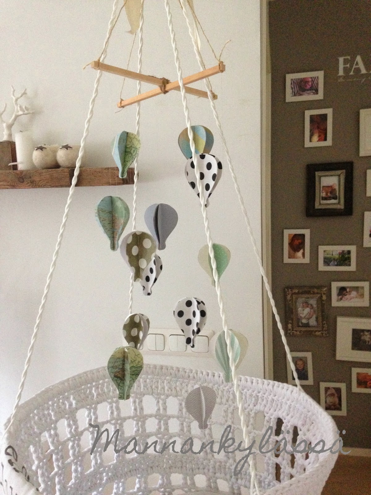 Mannankylässä Mobile vauvansänkyyn kierrätysmateriaaleista