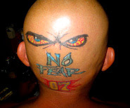 tatuaje de ojos en la nuca que dice no fear