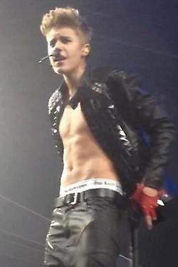 Justin Bieber sin camisa