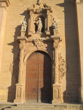 Puerta principal de la iglesia.