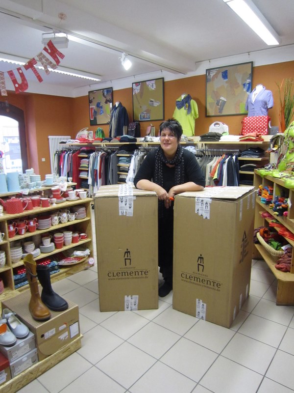 Herren Hausjacke In Braun Mit Navy Blue Gesteppten Schalkragen