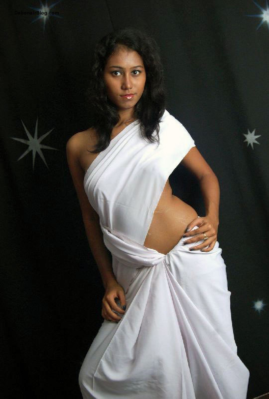 HoT GirLs ArounD ThE WorLD: Desi model striping in white saree without