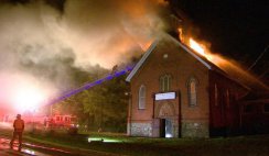 Incêndio destrói templo de igreja e criminosos assinam com sigla do Estado Islâmico