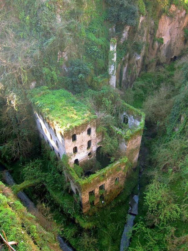 Molino abandonado en 1866. Sorrento, Italia