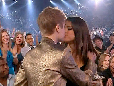 Justin-Bieber-Selena-Gomes-Kissing