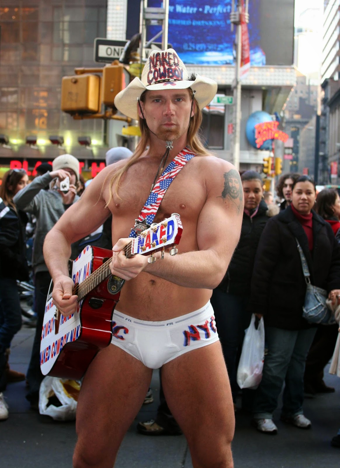 Crazed naked man brings Times Square to a standstill 