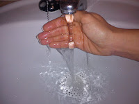 Mano con agua La mano humedecida es ideal para pequeños retoques a la hora de quitar pelos