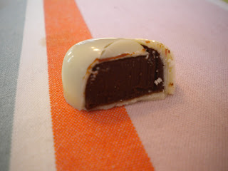 Praline au chocolat blanc, intérieur ganache café