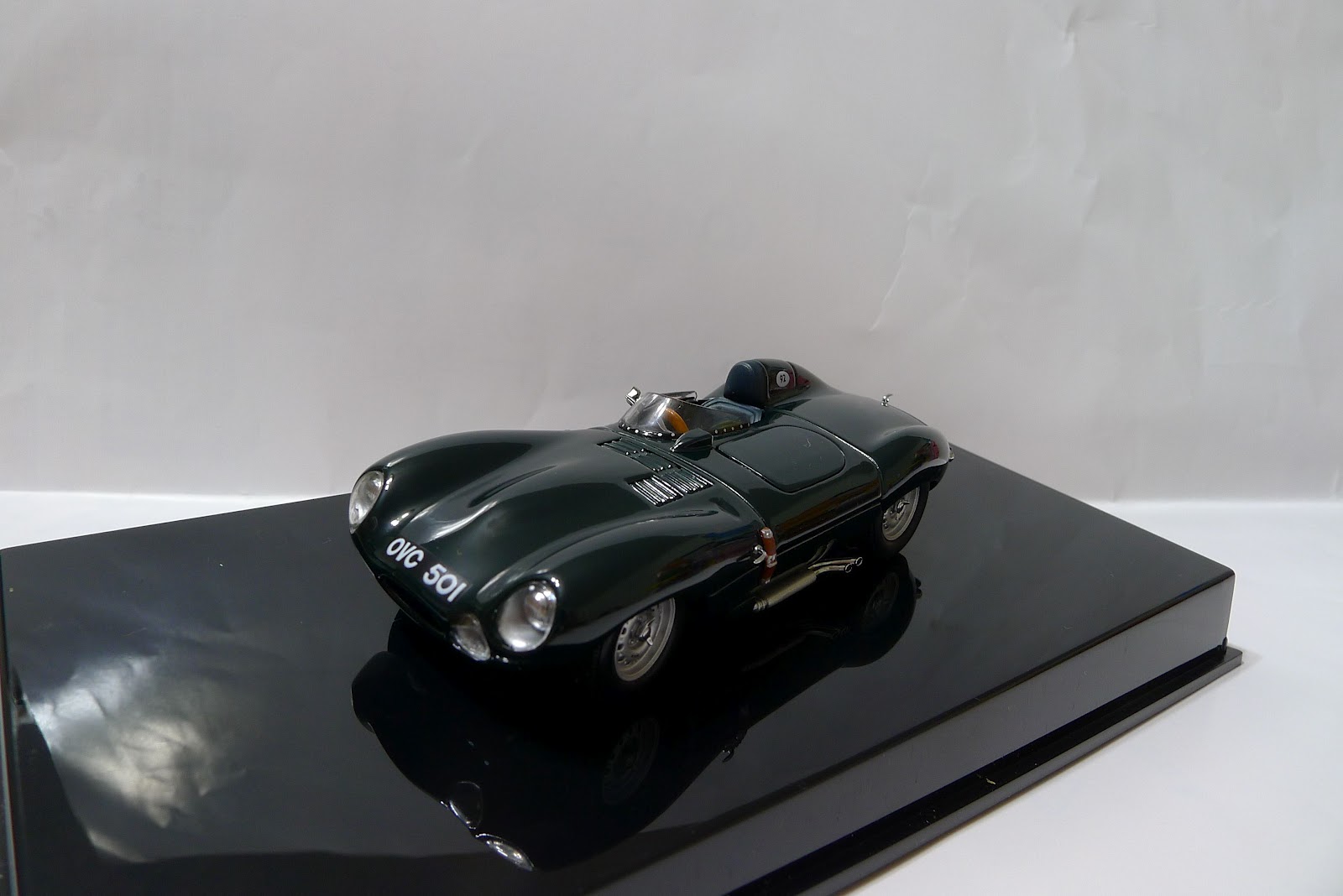 フラワープリント オートアート ジャガー OVC501 Dタイプ 1/43