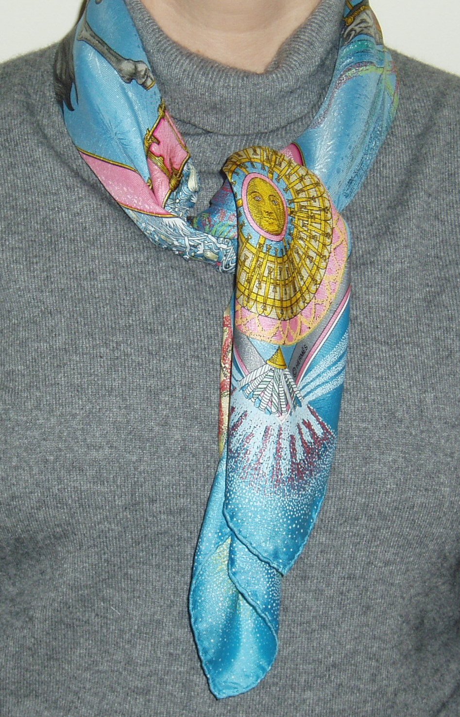 Scarf tying the square knot, two ways The Vivienne Files