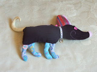 Justin le chien création d'un doudou tout doux pour les bébés par l'artiste séverine peugniez création d'une peluche chien marron bleu tissu imprimé pour enfants idéal cadeau de naissance tout l'univers créatif de mimi vermicelle