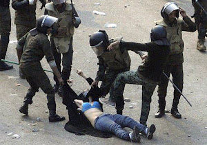 الشرطة العسكرية تسحل امرأة فتتعرى من ملابسها أمام مجلس الوزراء