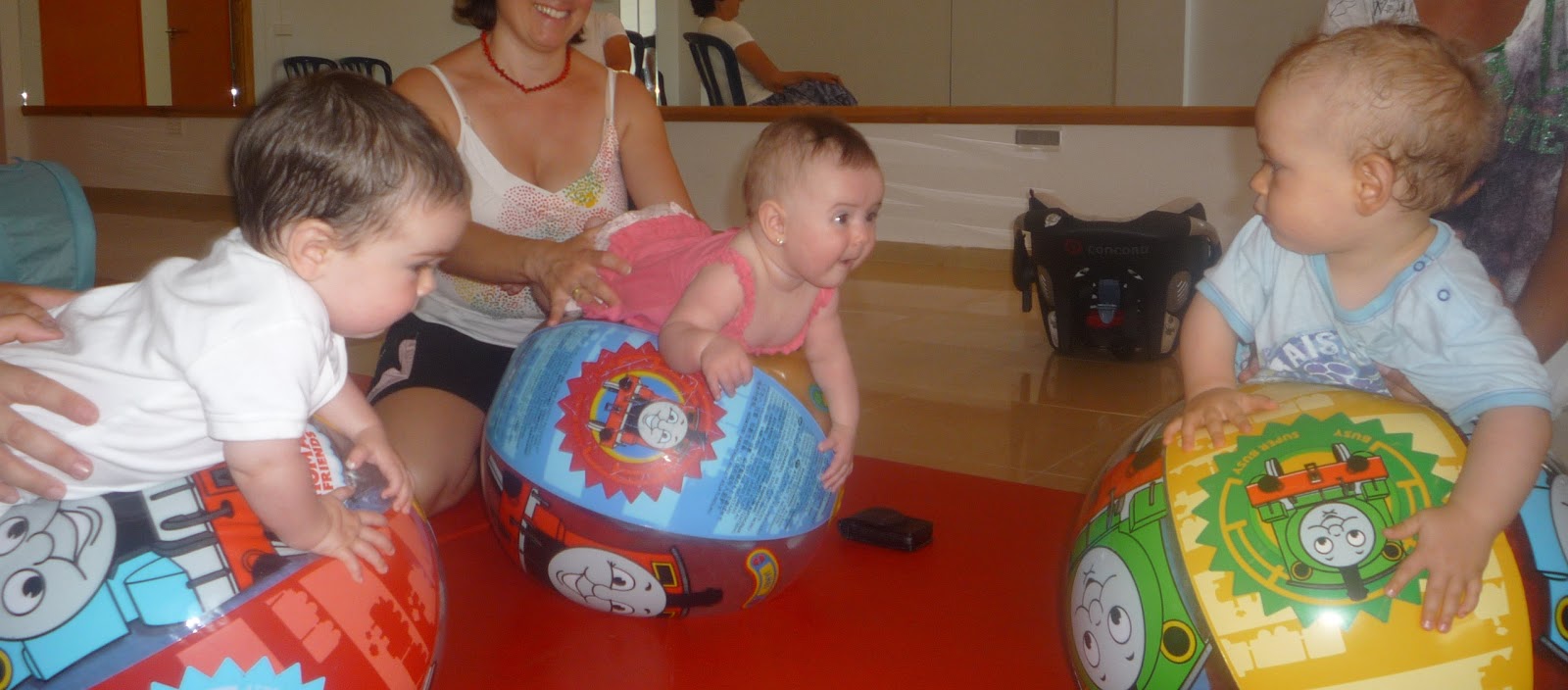 Jugando en familia, creando vínculos: Juegos: psicomotricidad gruesa en bebés menores de 6 meses