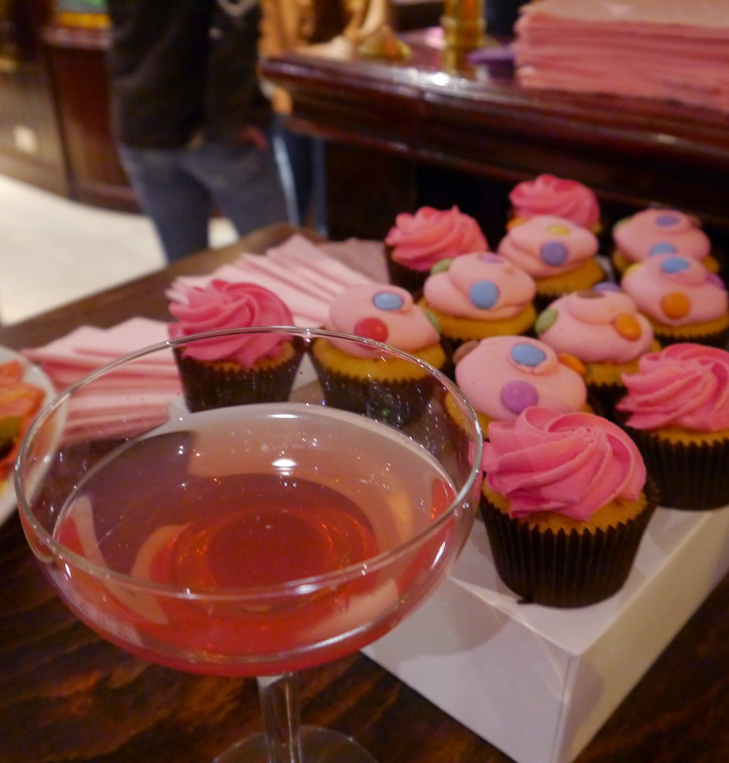 Cupcakes and Cocktails Hard Rock Cafe, Hard Rock Edinburgh, Blogger Event, Scottish Bloggers, Edinburgh bloggers, pinktober, #pinktober, Cupcakes, Bibi's bakery, pink cupcakes, cocktail