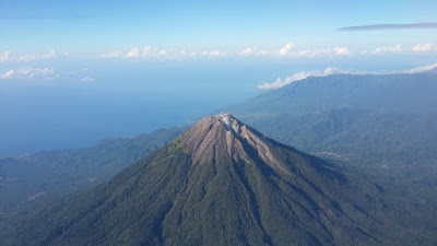 http://aruzzo.blogspot.com/2015/12/inerie-mountain-pyramid-from-flores.html