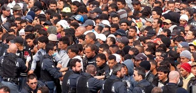 Inmigrantes protestan en frontera con Francia