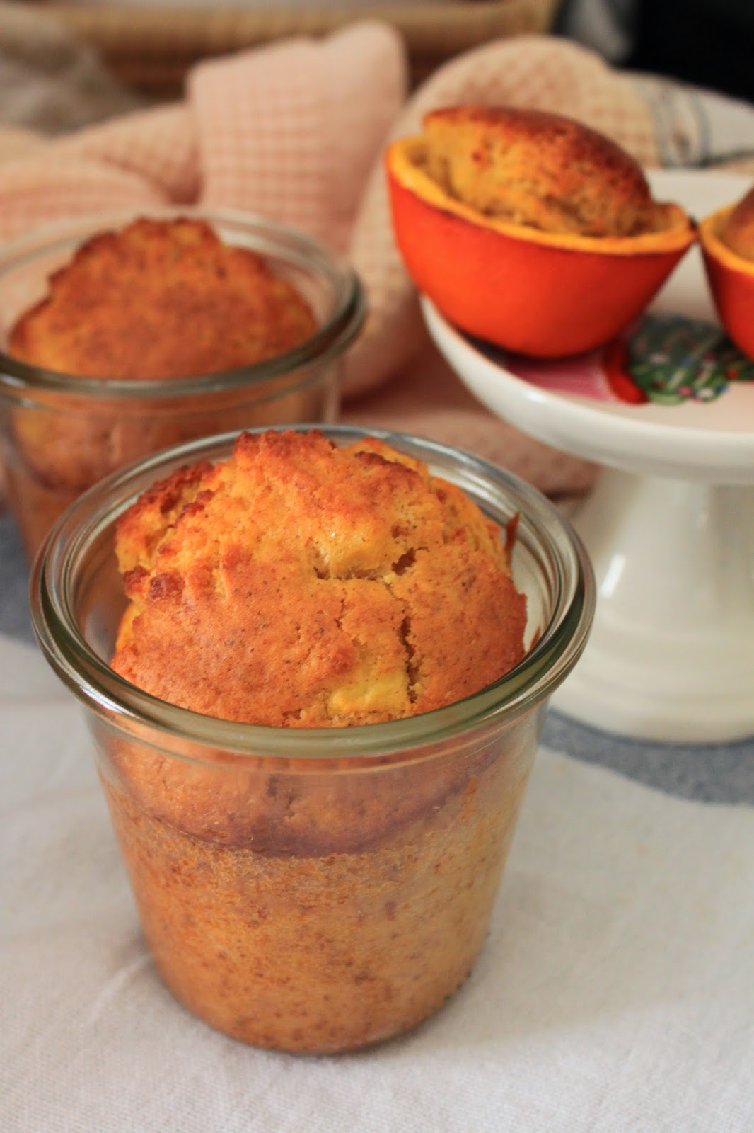 Bir fincan keyif portakal kabuğunda ve kavanozda kek