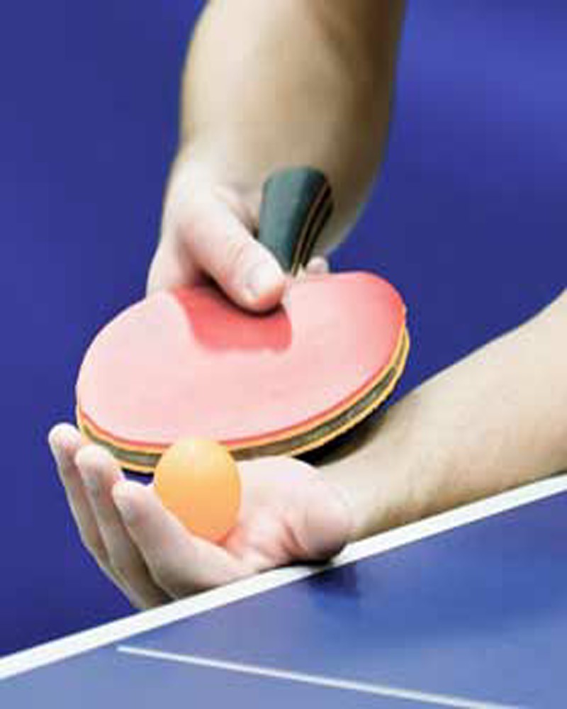 اللاعب قبضة الضربة في الإرسال بين يمسك الأمامية عند المضرب والخلفية التنس عند القيام