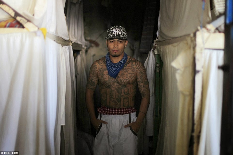 Photos from the World's Most Dangerous Prison Gang Transfer in El