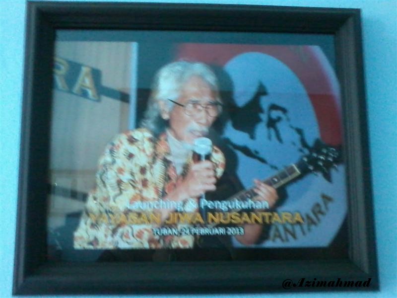 Yok Koeswoyo, as energic as young. Yok Koeswoyo saat tampil mengenakan kemeja batik gedog tuban