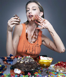 mulher+magra+comendo+chocolate.jpg